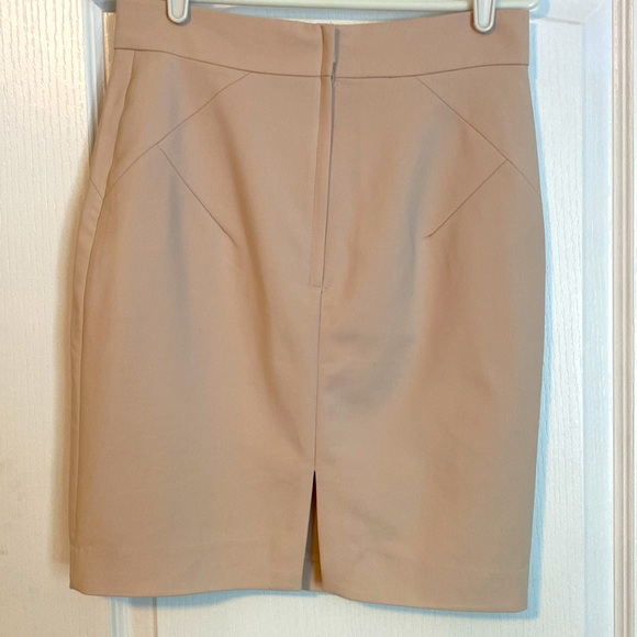 H&M skirt. Cream colour. Excellent condition. 21 in. Long. Smoke free home - Picture 2 of 5